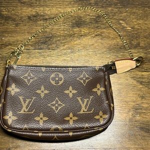 Louis Vuitton pocket accessory wallet